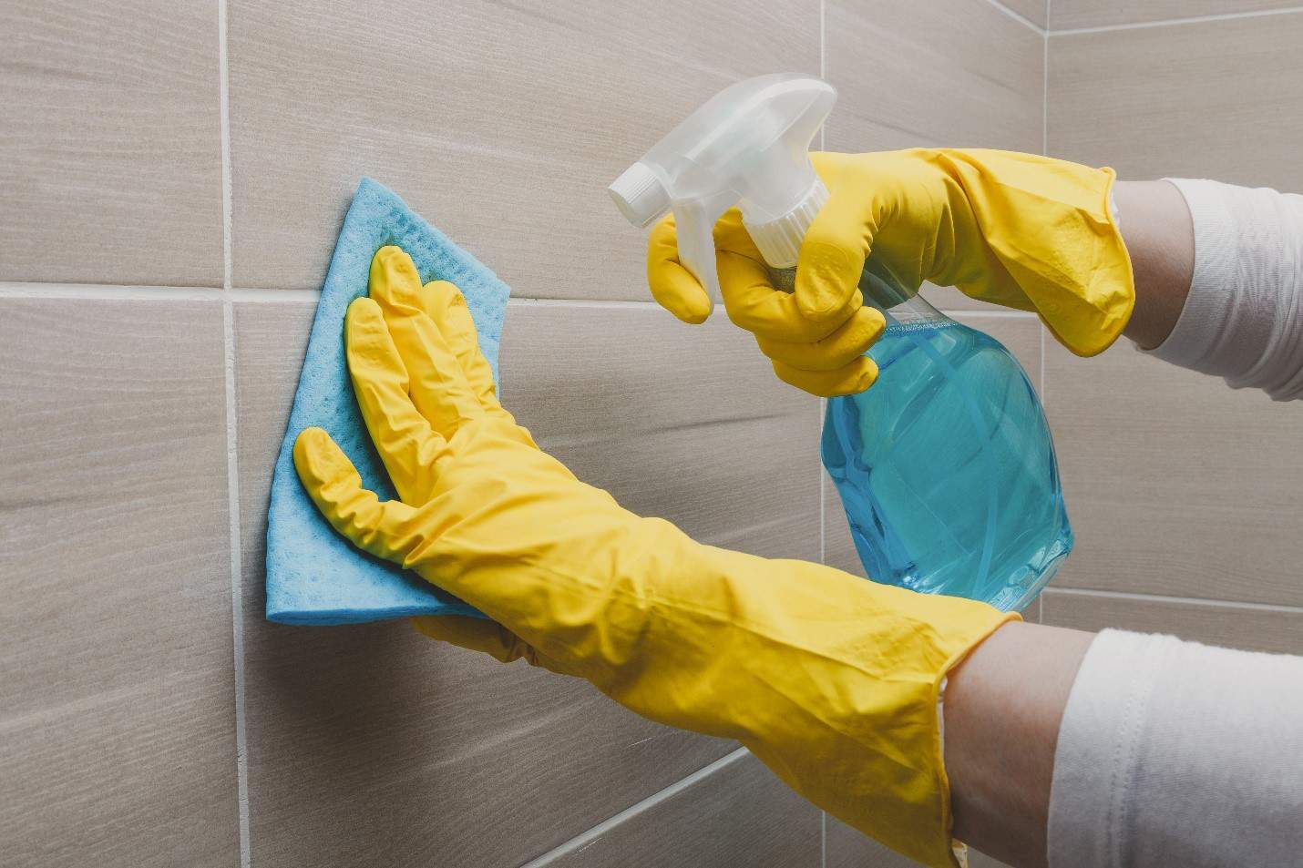 clean bathroom grout